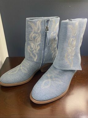 New 8.5 Madden Girl Light Blue Denim Embroidered Ankle Boots